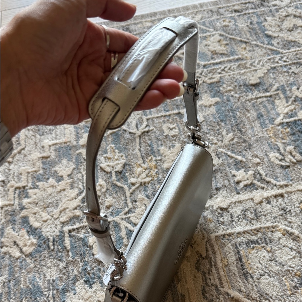 COACH leather Metallic Silver Clutch with shoulder strap, brand new never used - Picture 6 of 8